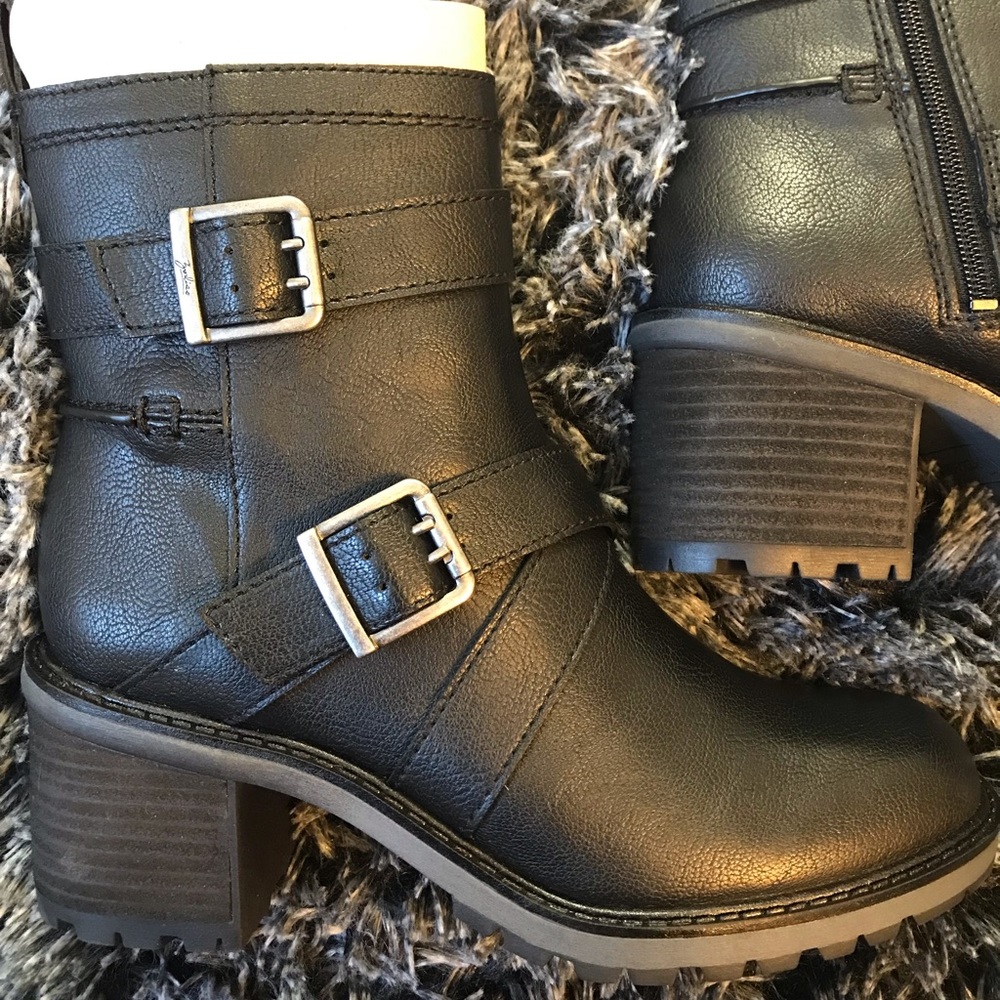 SOLD - NWT Zodiac Gavin Boots